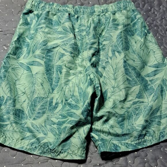 IZOD Saltwater swim trunks size small - Picture 2 of 3